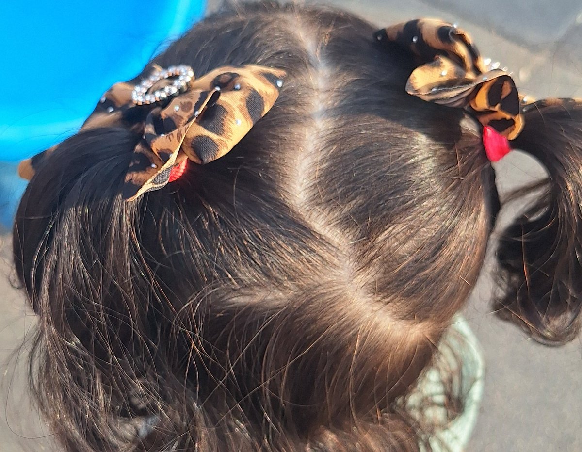 مرات اگول الحمدلله بنتي من امشطلها شعرها طبعها مو مثل باقي البنات الصغار يتحركن اني بنتي تگعد صنم من امشطلها فاني اركز حتى الفرگ مال شعرها يطلع عدل شو بالاخير هيج يصير اگول لو تتحرك شلون يطلع 😂