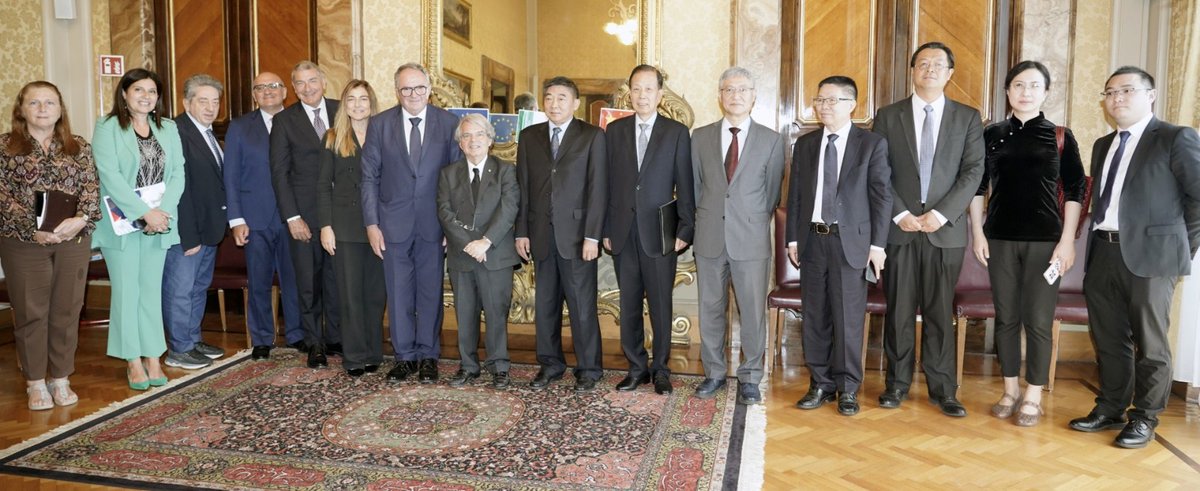 Consiglio Nazionale dell'Economia e del Lavoro (@cnel_it) on Twitter photo Il presidente del CNEL <a href="/renatobrunetta/">Renato Brunetta</a> e il vicepresidente del Consiglio Economico e Sociale cinese Shu Qiming hanno avuto oggi un incontro a Roma, nel quale hanno discusso le prospettive di collaborazione fra i due Consigli.
Leggi qui👉cnel.it/Comunicazione-… Il presidente del CNEL <a href="/renatobrunetta/">Renato Brunetta</a> e il vicepresidente del Consiglio Economico e Sociale cinese Shu Qiming hanno avuto oggi un incontro a Roma, nel quale hanno discusso le prospettive di collaborazione fra i due Consigli.
Leggi qui👉cnel.it/Comunicazione-…