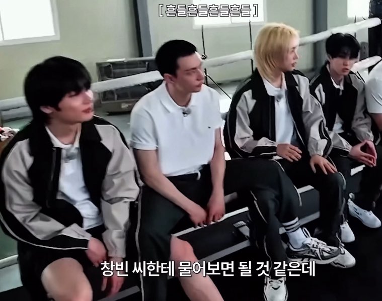 HYUNJIN PUTTING HIS LEGS ON FELIX'S AND JEONGIN'S LEGS⁉️‼️