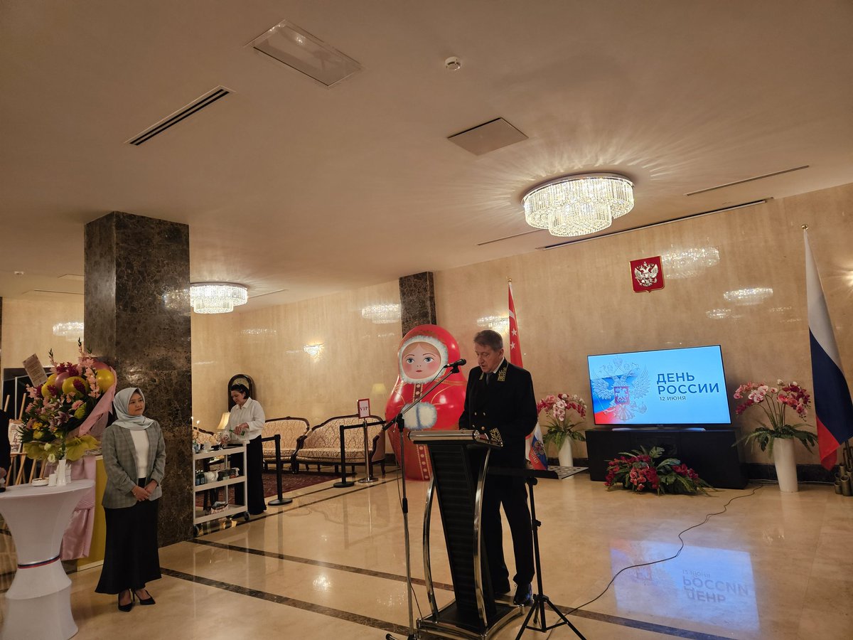 Ambassador of Cuba Lisbet Quesada Luna congratulates Ambassador of Russia in Singapore, H.E Nicolay Kudashev, during National Day Reception. The DC representatives took a group photo with the Minister of State Ms. Rahayu Mahzam and ambassasor Nicolay.