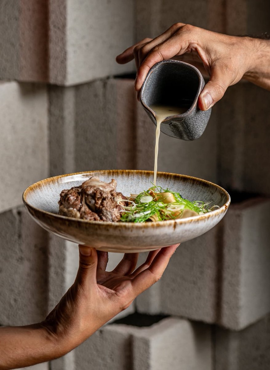 Nuestra versión del rabo de toro lleva noodles y pack Choi, y sí, funciona.

Lo suficientemente asiático para que bailen las papilas gustativas, lo suficientemente madrileño para que lo comas con tenedor.

C/Juan Álvarez de Mendizabal, 34
Reservas: brutalista.es