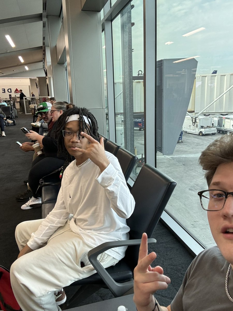 Found my teammate at the airport <a href="/lolwitty1/">witty / STING RAY</a>