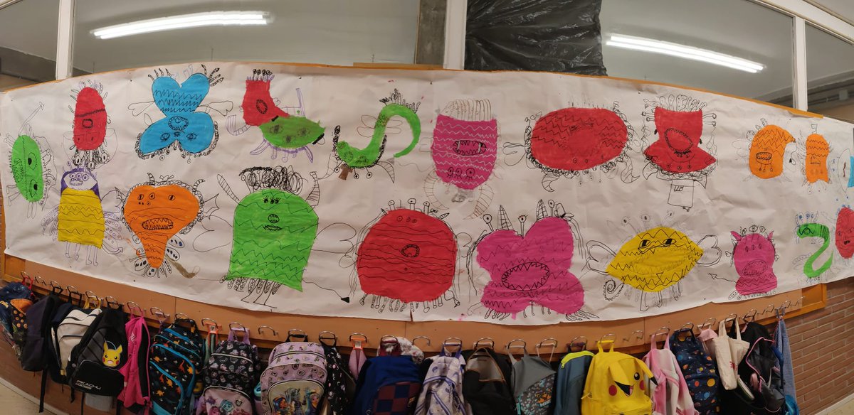 Els nens d primer fan art col·laboratiu amb els monstres de l'artista Hervé Tullet.