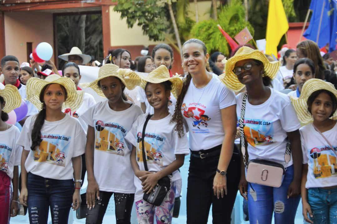 Yuniasky Crespo Baquero. (@byuniaky) on Twitter photo Bienvenidos nuestros pioneros a la Asamblea Pioneril 64 aniversario.
#JuntosXCuba
<a href="/DiazCanelB/">Miguel Díaz-Canel Bermúdez</a> <a href="/DrRobertoMOjeda/">Dr. Roberto Morales Ojeda</a>
<a href="/PartidoPCC/">Partido Comunista de Cuba</a> Bienvenidos nuestros pioneros a la Asamblea Pioneril 64 aniversario.
#JuntosXCuba
<a href="/DiazCanelB/">Miguel Díaz-Canel Bermúdez</a> <a href="/DrRobertoMOjeda/">Dr. Roberto Morales Ojeda</a>
<a href="/PartidoPCC/">Partido Comunista de Cuba</a>