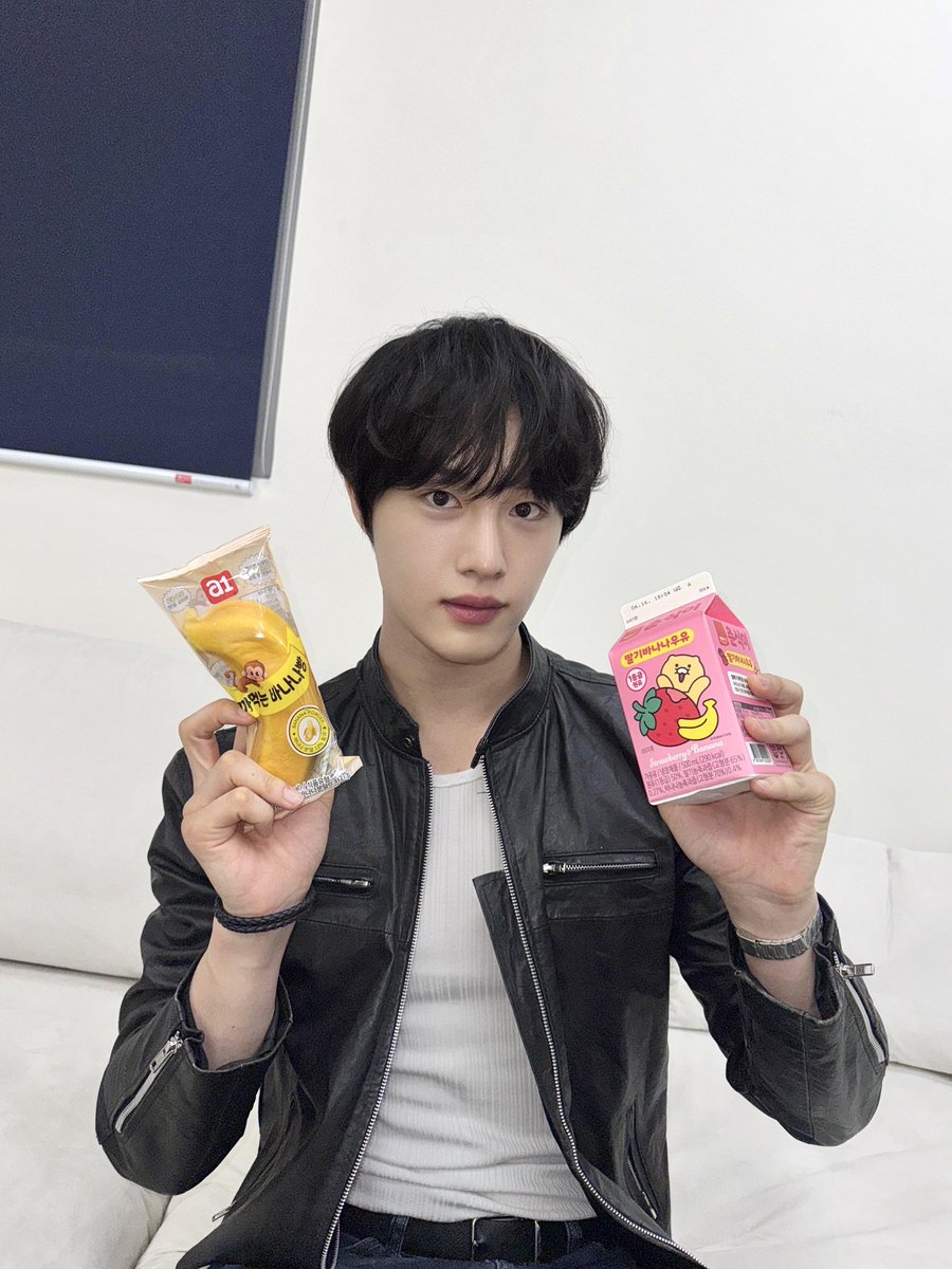 CIX_Official's tweet photo. 신상을 만날 확률✨

#CIX #씨아이엑스 #현석 https://t.co/hz4rCKcsnb