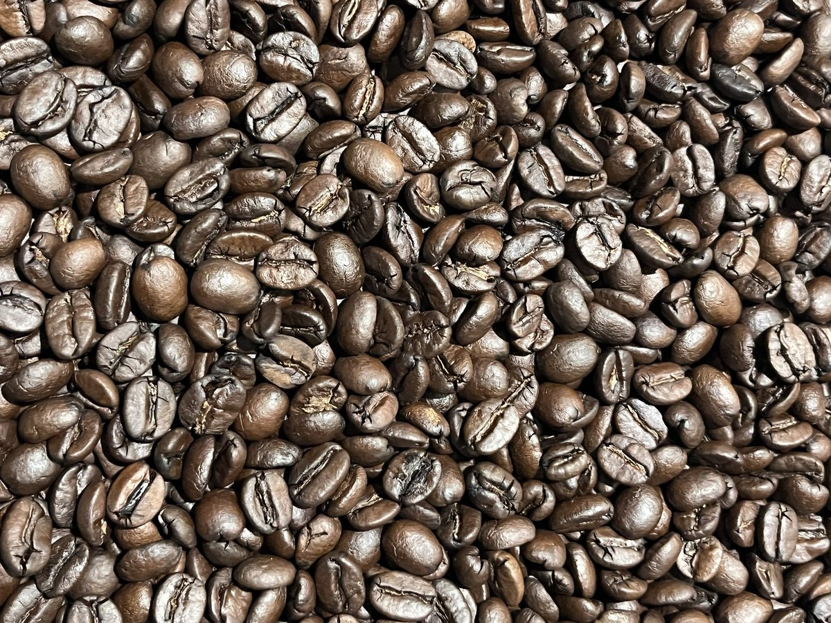 gorilla_roaster's tweet photo. こんばんは！いつもありがとうございます。gorilla_coffee_roasterです。今日の夜焙煎。ブラジルモンテアレグレ農園・ナチュラル。シティロースト仕上げ。苦すぎず、酸っぱすぎず、誰にでも飲みやすいバランスを意識。明日の朝飲む予定☕️楽しみ😊
#自家焙煎
#おうちコーヒー
#コーヒーのある生活 https://t.co/LBDPZJQ93G