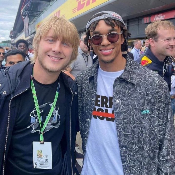 EPL_Gunlukleri's tweet photo. MMA dövüşçüsü Paddy Pimblett: “Trent, bir sıçan. Bizi yüzüstü bırakıp gitti ama asıl mesele gitmesi değil gidiş şekli. Mesela Coutinho, sözleşme imzaladıktan sonra giderek bize büyük para kazandırdı. Çünkü sadakati ve karakteri vardı.

Çocukluğundan beri Liverpool’da olan biri ayrılmaz. Trent, için utanç verici. Eğer ben Liverpool’dan ayrılıyor olsaydım ağlardım. Onun gözünden bir damla yaş bile gelmedi. Prompteri okudu ve taklit yaptı.”
