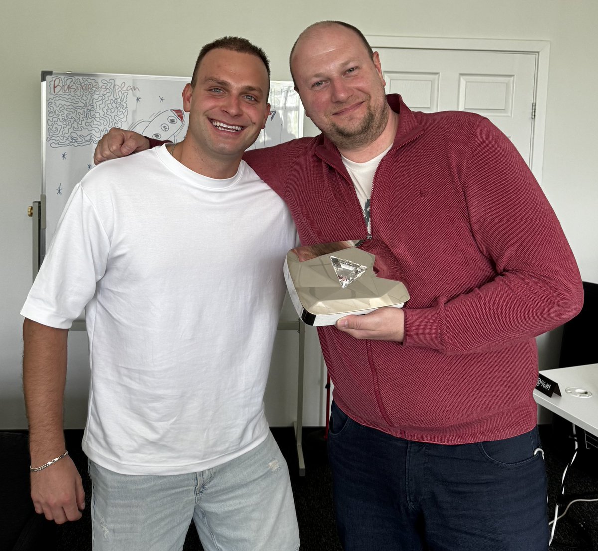 YouTube dimanta poga tagad arī Latvijai! 🇱🇻💎🚀 Radošais eksports ir tik pat nozīmīgs, kā citu preču vai pakalpojumu eksports! Lepojos ar Andreja un viņa komandas sasniegumiem! 💪🏻 Lai radoši, mani draugi! ✨🙌🏻❤️✨