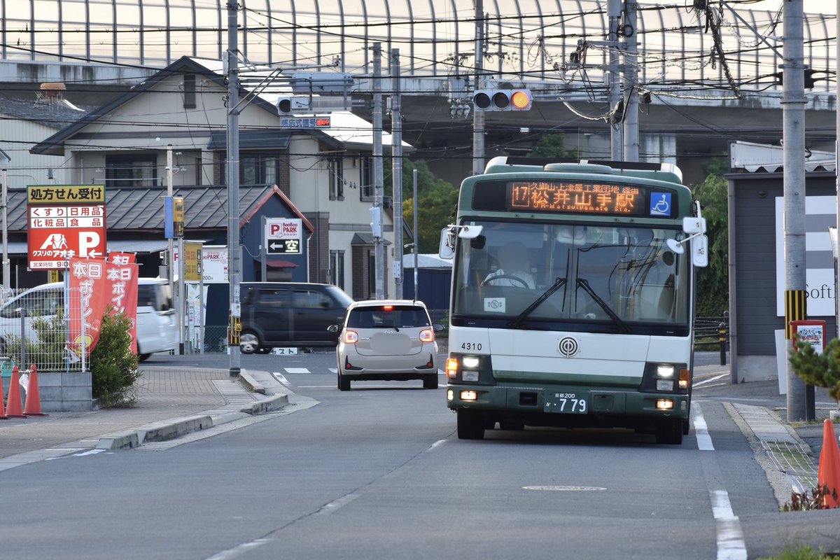 2025.6.4 
京都京阪バス 17号経路 イオン松井山手線
4310 KL-LV280L1改 (2004年式)

あと1ヶ月半で17号経路が廃止になるみたいで。