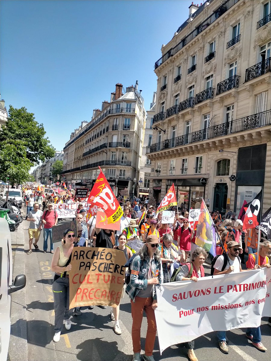 Plus de 1300 manifestantes et manifestants à Paris pour la défense de la discipline et du dispositif d'archéologie préventive remis en cause par le projet de loi « Simplification de la vie économique » et le manque de financement des pouvoirs publics !