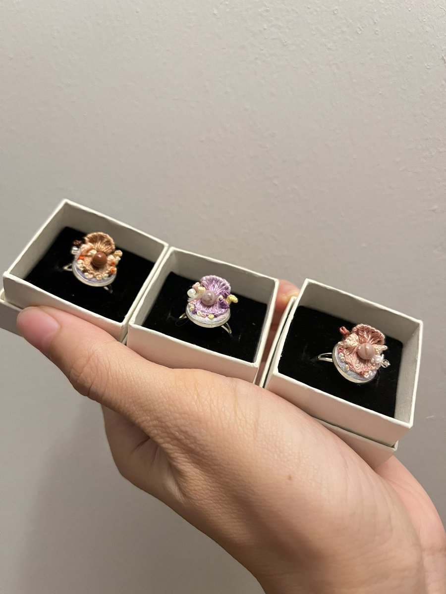 กล่องสุ่มแหวนเหลือ 3 สีนี้ 
มีใครอยากจุ่มมั้ยคะ มีรอบส่งพรุ่งนี้พอดี  

dm ได้เลยน้า ☺️

💍🪸 blind box กล่องละ 120.-

ประดับ: Ocean jasper 
Free size ปรับขยายได้

*ค่าส่ง 40.-