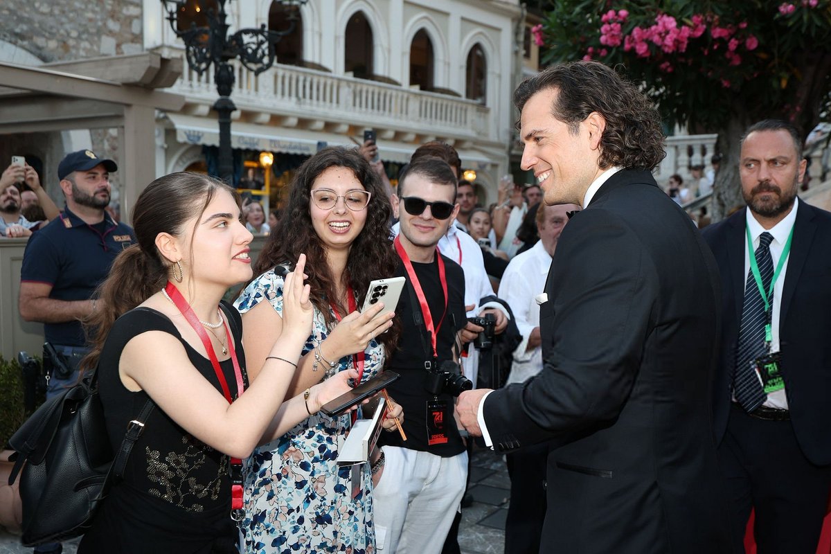 Mr. Cavill Fansite tweet media