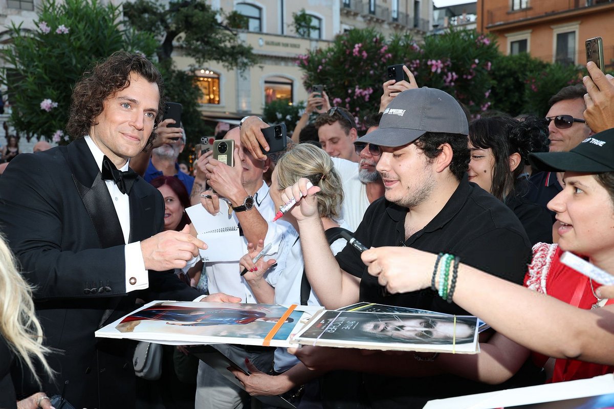 Mr. Cavill Fansite tweet media