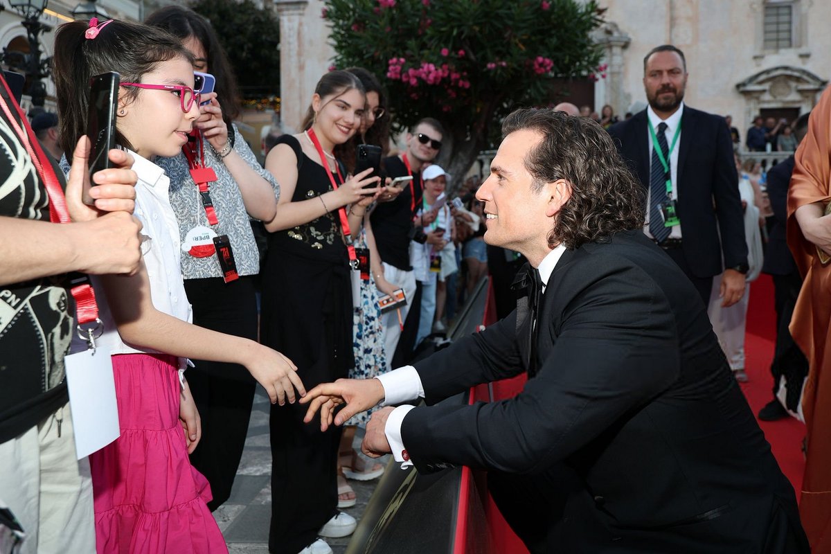 Mr. Cavill Fansite tweet media