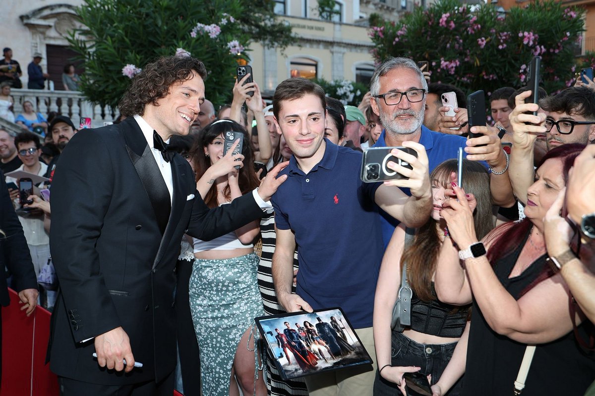 Mr. Cavill Fansite tweet media