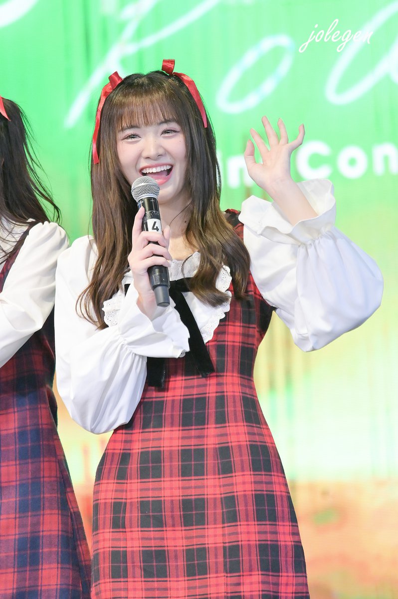 KLapirattanakul's tweet photo. #YoghurtBNK48 #GreenFlashTH_Roadshow MBK Center 27 APR #GreenFlashTH #BNK4818thSINGLE #BNK48 #jolegen https://t.co/e6XhW4ylCv