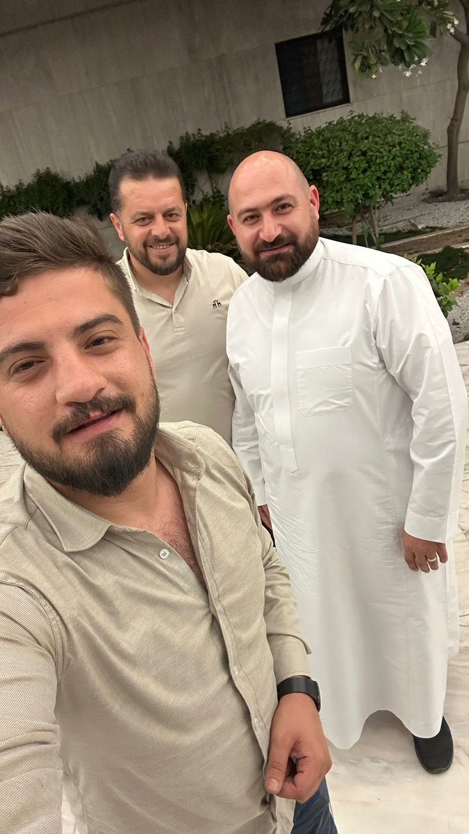 قال عليه الصلاة والسلام 
"الأرواح جنود مجندة ما تعارف منها ائتلف وما تناكر منها اختلف".

وقد قيل 
تجد ذلك مقرر بين الأرواح، جلي بين النفوس، ظاهر بين الخلائق، تطمئن لأحدهم من الحديث الاول ، دون سابق لقاء ، والآخر تشذ منه بلا أسباب ولا مقدمات

قبل الله حجكم وغفر ذنبكم
اخي الحاج