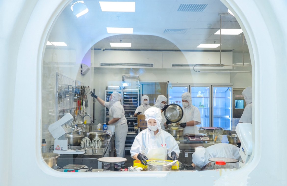 touch_beijing's tweet photo. Red Star Advance, a #bakery brand trending on Chinese #socialmedia, has launched its first fresh #creamcake shop in Beijing’s #Longfusi complex. The new flagship store, a sister brand of its famed milk bread store, serves fresh-made cakes, milk, and coffee. https://t.co/NXGWzpgOVY
