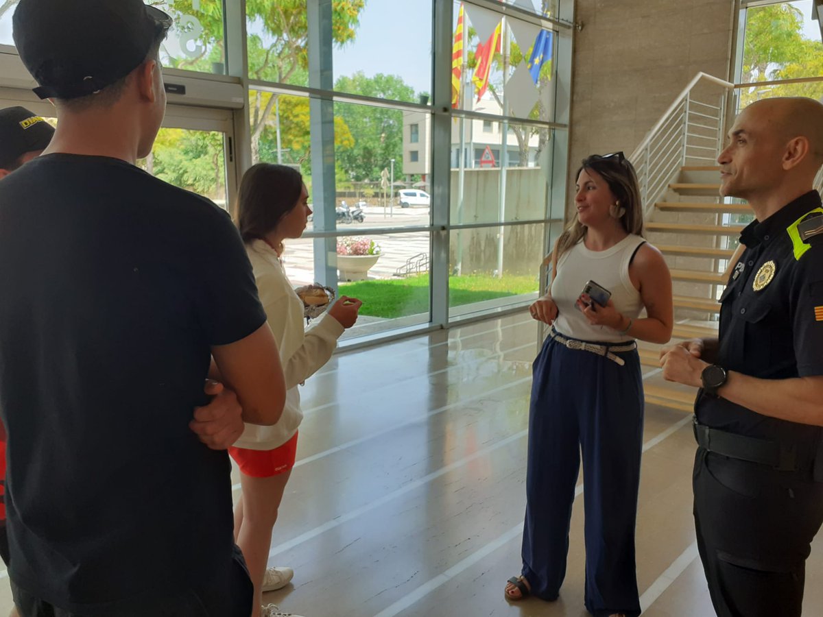 Platja d'Aro Policia (@platjaropolicia) on Twitter photo Rebem la visita de joves del Programa Singulars del <a href="/ccbaixemporda/">Consell Comarcal del Baix Empordà</a>
Hem fet una visita per les nostres instal·lacions i hem explicat quines són les funcions de la <a href="/platjaropolicia/">Platja d'Aro Policia</a>.
Finalment hem obert un espai de debat molt enriquidor sobre la corresponsabilitat i la convivència. Rebem la visita de joves del Programa Singulars del <a href="/ccbaixemporda/">Consell Comarcal del Baix Empordà</a>
Hem fet una visita per les nostres instal·lacions i hem explicat quines són les funcions de la <a href="/platjaropolicia/">Platja d'Aro Policia</a>.
Finalment hem obert un espai de debat molt enriquidor sobre la corresponsabilitat i la convivència.