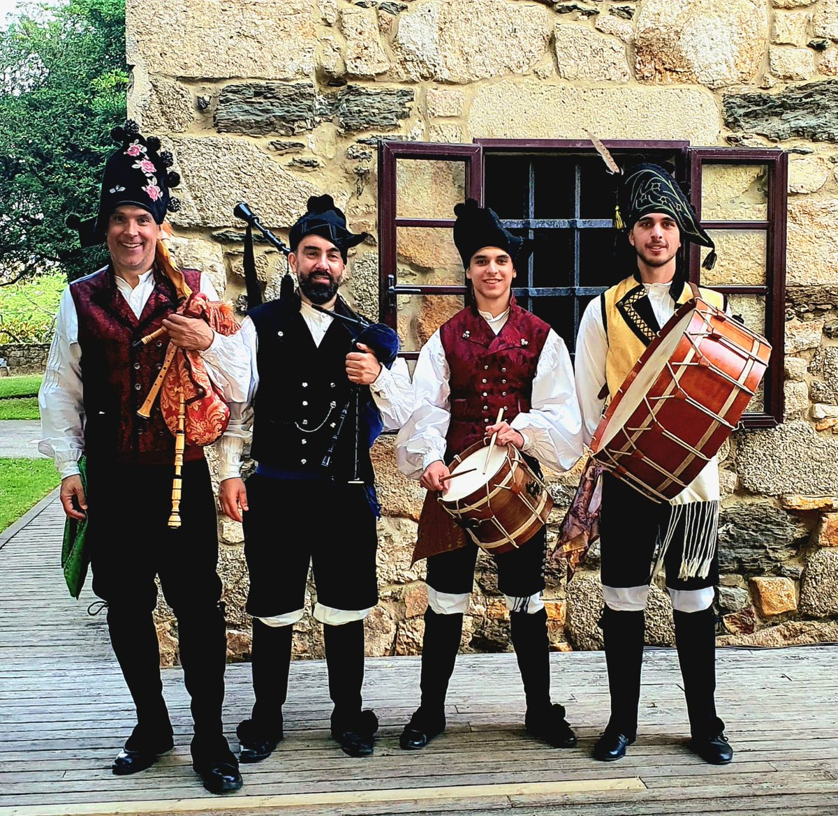 GrupoSantaia's tweet photo. Os compañeiros da nosa Banda de Gaitas Xaramago puxeron música ao Acto de Benvida do Congreso Nacional de Paraplexia, que se celebrou onte no Castelo de Santa Cruz.
Toda unha honra!! 🎶🏰
#BandaDeGaitas #Xaramago #CongresoParaplexia #CasteloDeSantaCruz #OrgulloGalego https://t.co/s94y5D2iIT