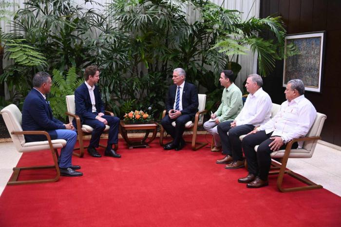 Cancillería de Cuba (@cubaminrex) on Twitter photo El Presidente de #Cuba 🇨🇺, <a href="/DiazCanelB/">Miguel Díaz-Canel Bermúdez</a>, recibió este miércoles a Alexis von Hoensbroech, director ejecutivo de la aerolínea canadiense 🇨🇦 WestJet, a quien manifestó la disposición de seguir trabajando de manera conjunta.
🔗cubaminrex.cu/es/recibe-diaz… El Presidente de #Cuba 🇨🇺, <a href="/DiazCanelB/">Miguel Díaz-Canel Bermúdez</a>, recibió este miércoles a Alexis von Hoensbroech, director ejecutivo de la aerolínea canadiense 🇨🇦 WestJet, a quien manifestó la disposición de seguir trabajando de manera conjunta.
🔗cubaminrex.cu/es/recibe-diaz…