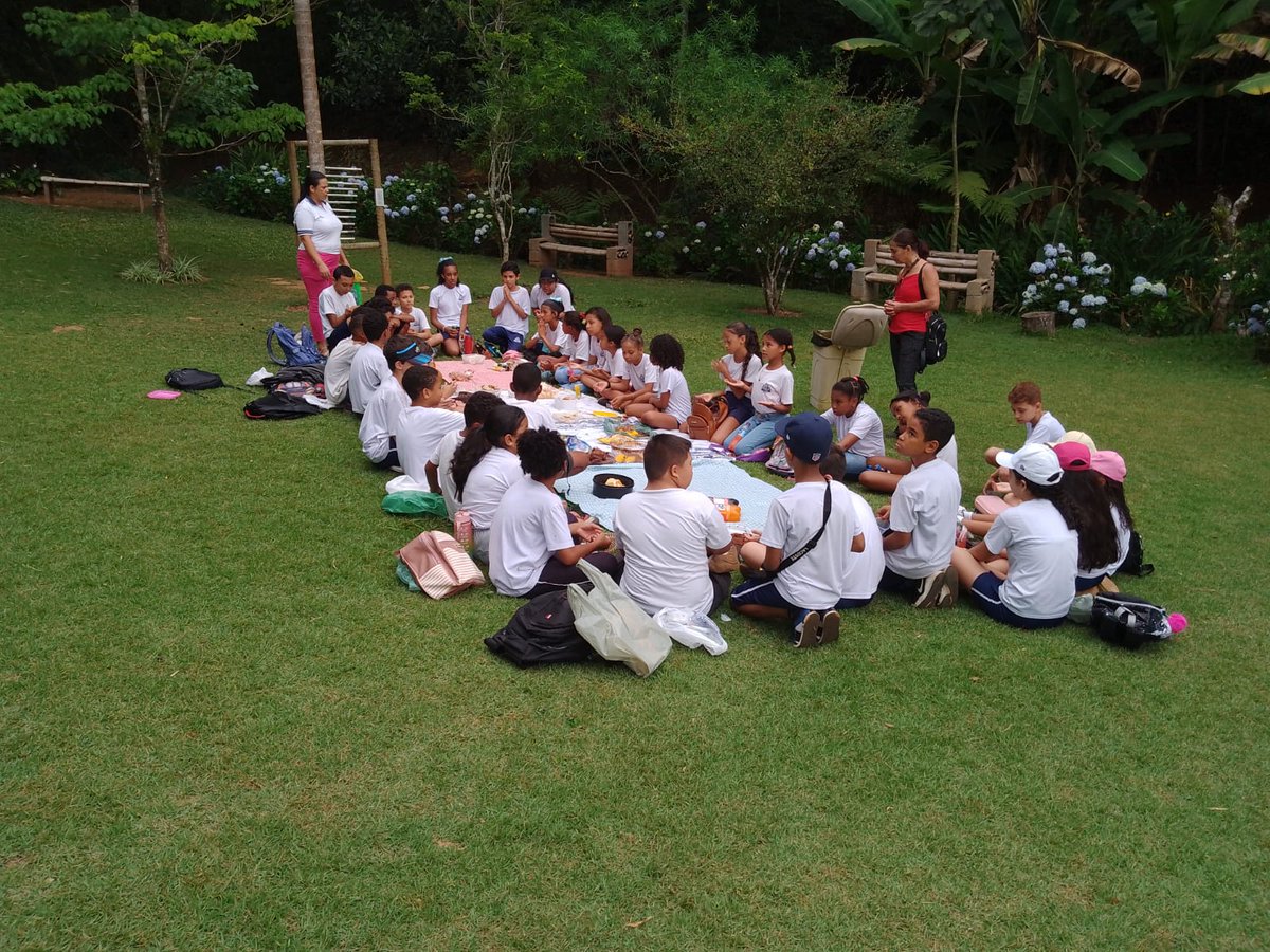 Casa_dos_Ottoni's tweet image. #TBTdoMRCO 

Piquenique dos alunos da E.E. João Nepomuceno Kubitschek realizado em outubro de 2023, no jardim do MRCO.

#eunomrco #museusbr #serro #serromg