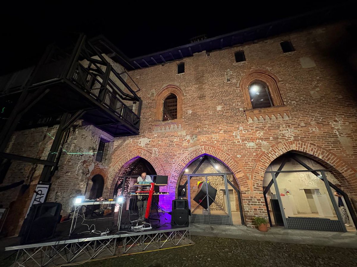ComuneCastOlona's tweet photo. #News alcune foto di ieri, mercoledì 11 giugno, al @MAPmuseum che ha aperto le porte ad un evento speciale tra arte urbana, musica elettronica e performance sotto le stelle nell'ambito della mostra "FORME URBANE". - Continua a leggere: https://t.co/Hr7QWQgDek

#CastiglioneOlona https://t.co/0GgFBotpIh