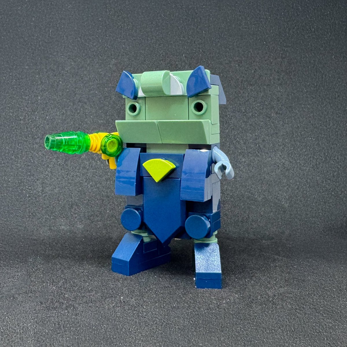 dafttom's tweet image. Here we go – a Brick-built Vogon to accompany Arthur and Ford…

Share and Enjoy!

ideas.lego.com/s/p:57b5236ec8…

#TheHitchhikersGuidetotheGalaxy #DouglasAdams #HitchhikersGuide #h2g2 #lego #legoideas #HGttG #Dontpanic