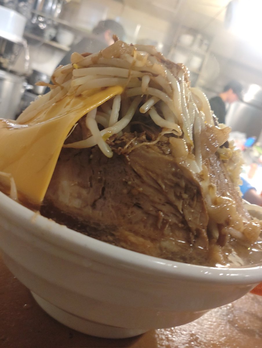 #夢を語れ松山
最初は200で腹パンだったんだ（笑）
あれから３年、今日は300全マシ、豚ハーフ、チーズ、生卵。速攻ペロリでした。
ツルモチな麺、キリッとしたスープ、もう最高♪小雨でも行ってよかった！

私のスマホに数多くの「ユメカタ」が残っています。唯一無二、ロバートさんのラーメンに感謝。