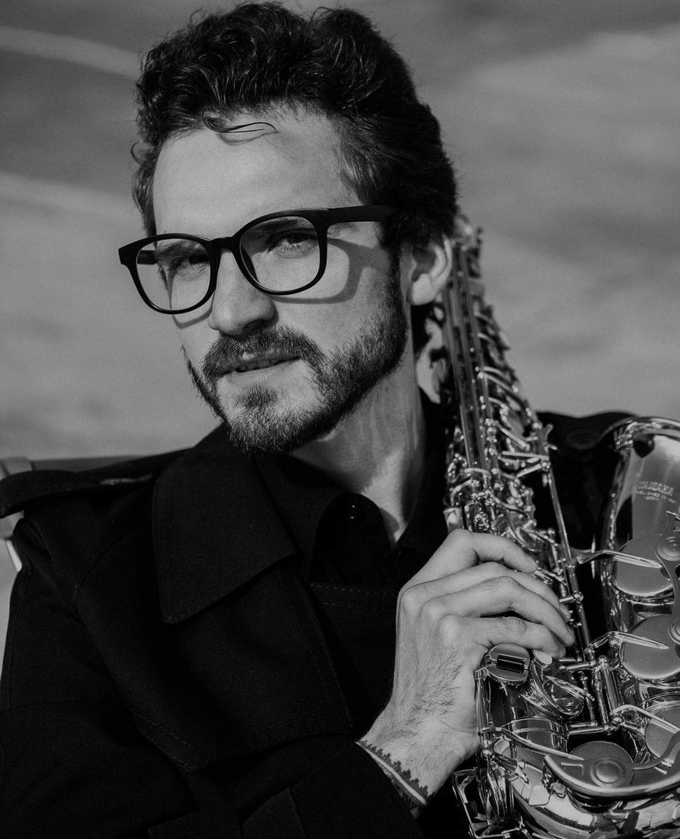 якщо цей чоловік нагадує вам Педро Паскаля донатьте 

10 грн туди 
send.monobank.ua/jar/9CACm5PpZw

якщо ні 10 грн сюди 
send.monobank.ua/jar/2tg7kY2KFF

(збори на реабілітацію військових)