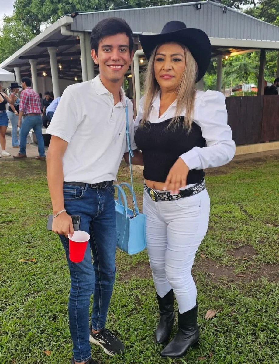 La Bayuncada Cyan ® 🤡 (@labayuncadacyan) on Twitter photo Pareja de ciudadanos de el estado de Texas en Estados Unidos, ya se encuentran disfrutando de la seguridad y la tranquilidad brindada gracias a las medidas dictatoriales tomadas por nuestro Filósofo Rey <a href="/nayibbukele/">Nayib Bukele</a> Pareja de ciudadanos de el estado de Texas en Estados Unidos, ya se encuentran disfrutando de la seguridad y la tranquilidad brindada gracias a las medidas dictatoriales tomadas por nuestro Filósofo Rey <a href="/nayibbukele/">Nayib Bukele</a>