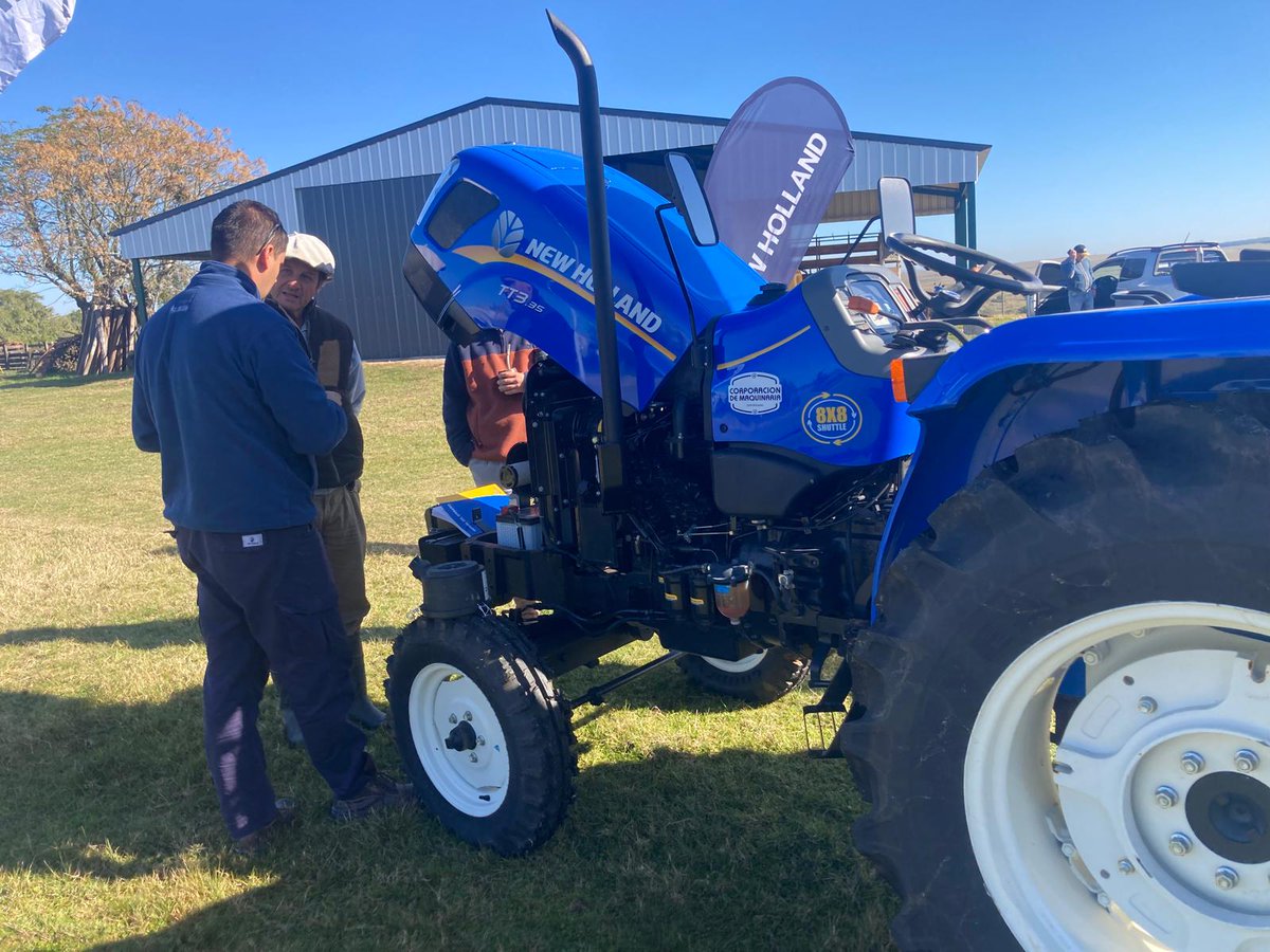 corporacionuy's tweet image. A CAMPO | Tecnología que rinde y optimiza resultados.
En diferentes puntos del país junto a productores, compartiendo sistemas de trabajo #NewHolland 
Cerca tuyo de verdad 🤝
#Comasa #CorporacionDeMaquinaria