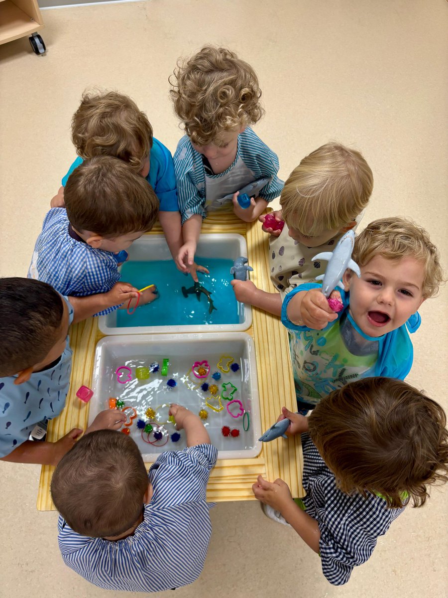 ¡Hoy la mesa sensorial se convirtió en un océano de posibilidades!🌊✨ Con agua, colores brillantes y diversos objetos para explorar, cada niño se convirtió en un pequeño científico del juego.💦🔍
¡El agua nunca había sido tan mágica! 
#MesaSensorial #MotricidadFina #SomosVedruna