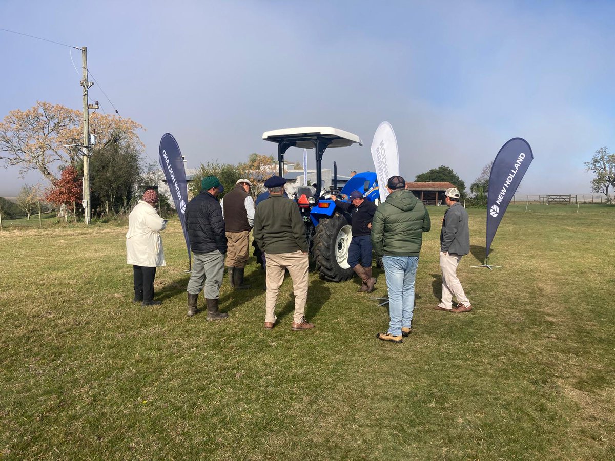 corporacionuy's tweet image. A CAMPO | Tecnología que rinde y optimiza resultados.
En diferentes puntos del país junto a productores, compartiendo sistemas de trabajo #NewHolland 
Cerca tuyo de verdad 🤝
#Comasa #CorporacionDeMaquinaria