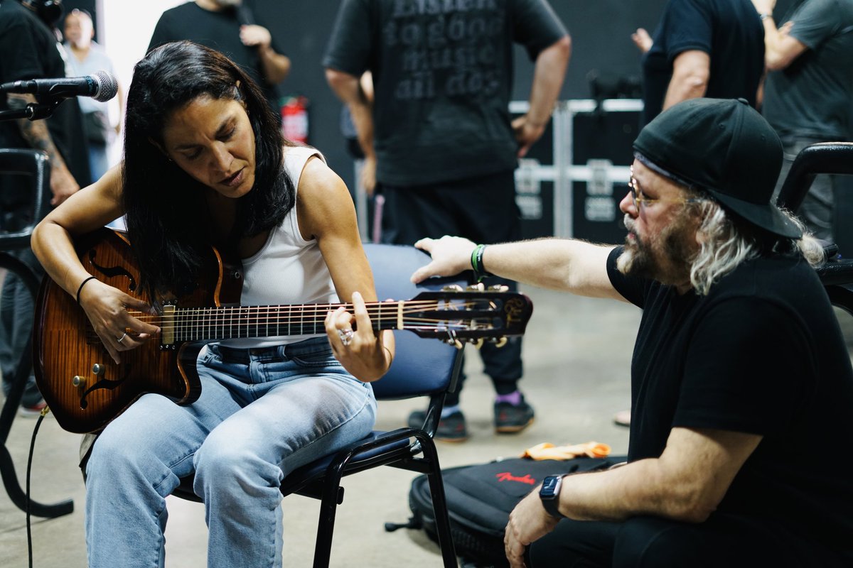 Hace años q nuestras voces se cruzan,q nos acompañamos en la distancia,en la memoria y en el cariño.
Carlos es parte de mi vida, de mi historia musical, y siempre es un regalo volver a encontrarnos.