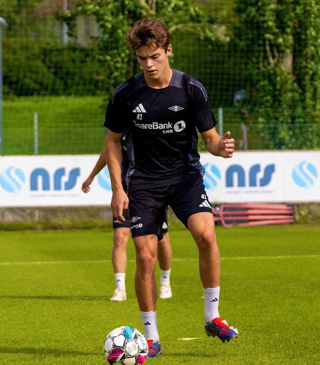Fotball Norge (@fotballno) on Twitter photo Rosenborg mottar 12,5 millioner pund, tilsvarende 170 millioner kroner, for salget av Sverre Nypan.
via <a href="/David_Ornstein/">David Ornstein</a> Rosenborg mottar 12,5 millioner pund, tilsvarende 170 millioner kroner, for salget av Sverre Nypan.
via <a href="/David_Ornstein/">David Ornstein</a>