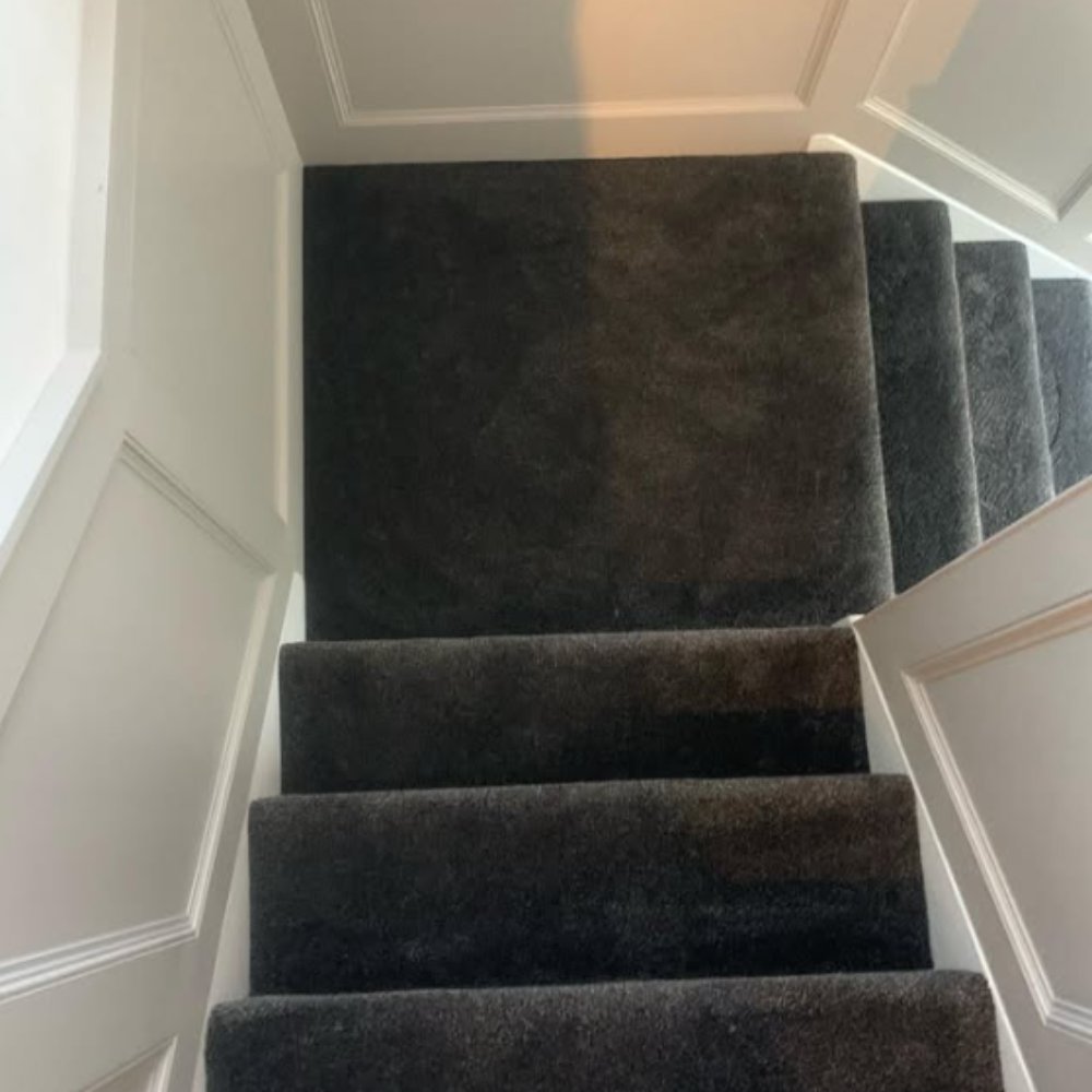 This lovely home has had our Plushwalk 12 fitted on the stairs &amp; landing for ultimate comfort &amp; durability🙌 

This has been paired with our Royale 30mm Mechanical Carpet Gripper - the perfect combination. We recommend using Mechanical Gripper with all our Plushwalk Underlays!