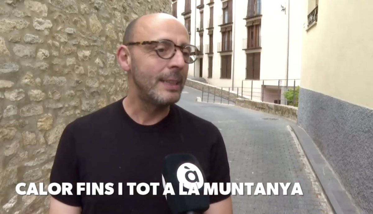 codeposa's tweet image. Un equip de Comunicacions dels Ports va passar calor ahir per a fer aquestes entrevistes que van obrir l’informatiu À Punt NTC d’anit
🎥🎤
#Morella #ElsPorts #Castelló #ComunitatValenciana 
▸ apuntmedia.es/informatius/a-…