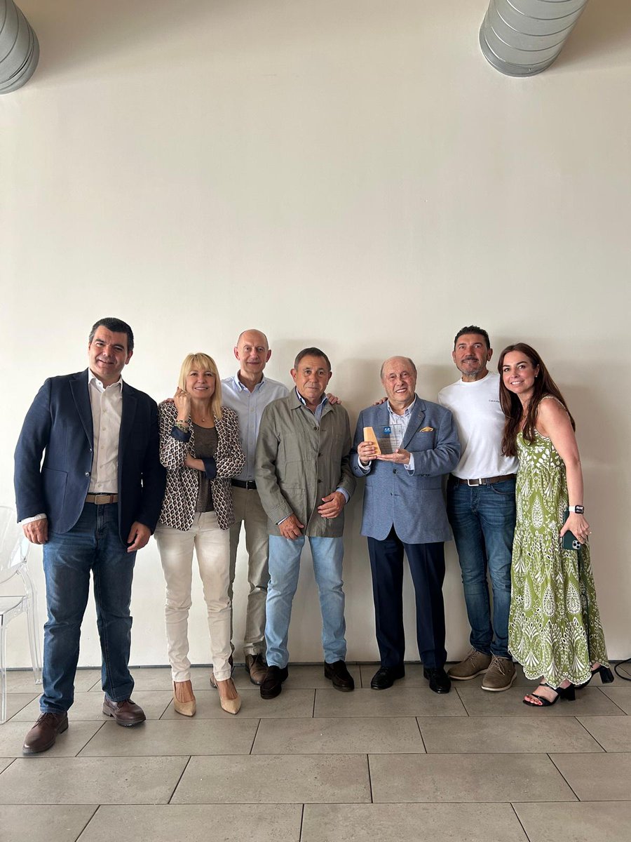 Ayer, nuestro presidente Luis Vigil asistió, acompañado de Jaime Soto, a la Asamblea General de <a href="/AbitelBizkaia/">Abitel</a>
donde disfrutaron de una amena jornada y pudieron saludar a Fernando Huerva, presidente de <a href="/FENITEL_ES/">FENITEL</a> quién tb asistió.
#FenitelAsturias #Fenitel #telecomunicaciones