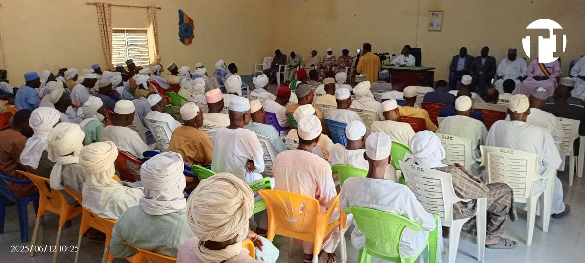 tchadinfos's tweet photo. Le Délégué Général du Gouvernement auprès de la province du #Salamat, Dr Satadjim Succès Noël, a réuni ce 12 juin 2025 à #Amtiman les autorités administratives, traditionnelles, religieuses, sécuritaires, ainsi que les représentants des éleveurs, producteurs et services techniques pour anticiper la montée de la transhumance et se préparer aux inondations. L’objectif est de prévenir les conflits entre agriculteurs et éleveurs en renforçant la sensibilisation, le contrôle des couloirs de transhumance et la gestion des aires de stationnement des animaux. #Tchad 🇷🇴