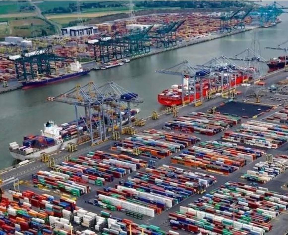 بعد مرسيليا وجنوة، أنتويرب البلجيكية قام عمال موانئ أنتويرب بمنع حاويات قطع غيار أسلحة عسكرية متجهة إلى إسرائيل.
ثلاث منصات تحميل محملة بكرات معدنية من فرنسا تنتظر في ميناء أنتويرب لشحنها إلى إسرائيل لصالح شركة تعمل على دبابات ميركافا ومركبات نامر المدرعة المنتشرة في قطاع غزة.