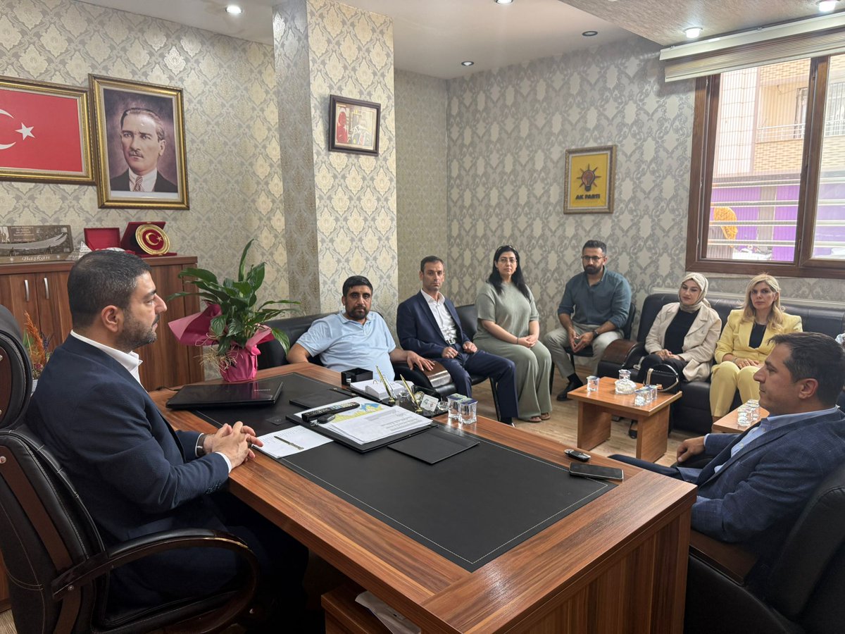 Önceki dönem meclis üyemiz Sayın Fehmi Öncel ve Akpiyar Mahalle Muhtarımız Mustafa Bilgin, Başkanımız Sn. Av. Orhan Çelik’i makamında ziyaret etti. Kendilerine bu nazik ziyaretlerinden ötürü teşekkür ediyoruz. 
<a href="/RTErdogan/">Recep Tayyip Erdoğan</a> <a href="/bybekirbozdag/">Bekir  Bozdağ</a> <a href="/abuyukgumus/">Ahmet Büyükgümüş</a> <a href="/hakanaksu058/">Hakan AKSU 🇹🇷</a> <a href="/farukaytek/">Faruk Aytek</a>