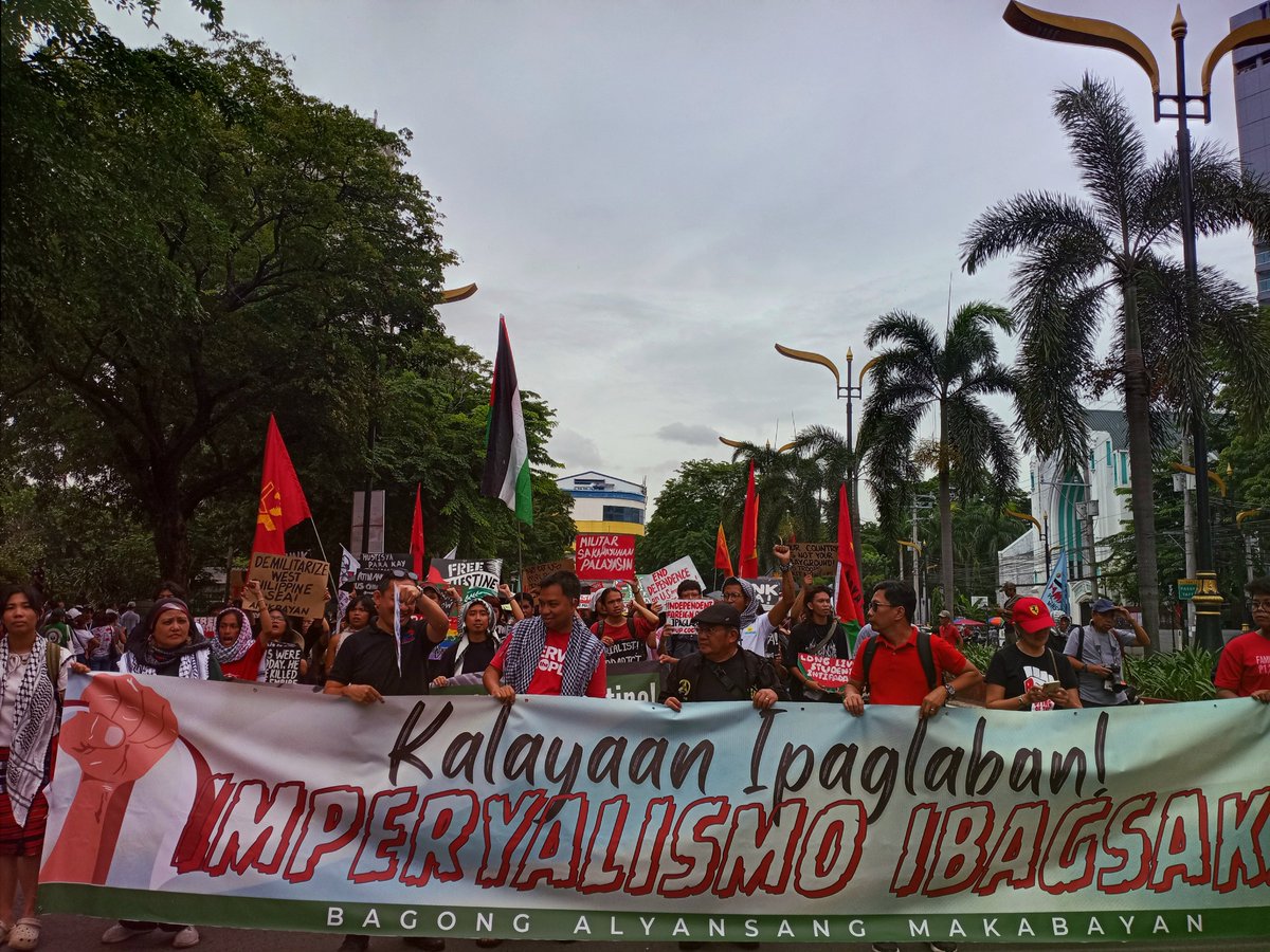 LOOK 📸 Filipino activists held a protest action to  mark today's 127th commemoration of PH "Independence" in the face of heightening US aggression in the Philippines as US military exercises and bases plague the countryside.

#USTroopsOutNOW #DownWithImperialism #JunkEDCA