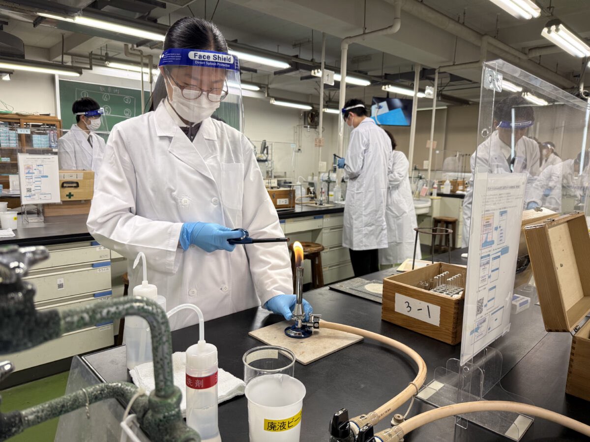 NichinaraHS's tweet image. CSTコースに入った生徒たちは通常の授業のほかに、MUプログラムという本校独自の高大連携教育がスタートします。3年次のMUプログラムは進学を予定している各学科での研究活動に加え、大学での研究の実践力を養う基礎実験講座を受講します。今回は4月5月に行った、基礎実験講座の様子をご紹介します。