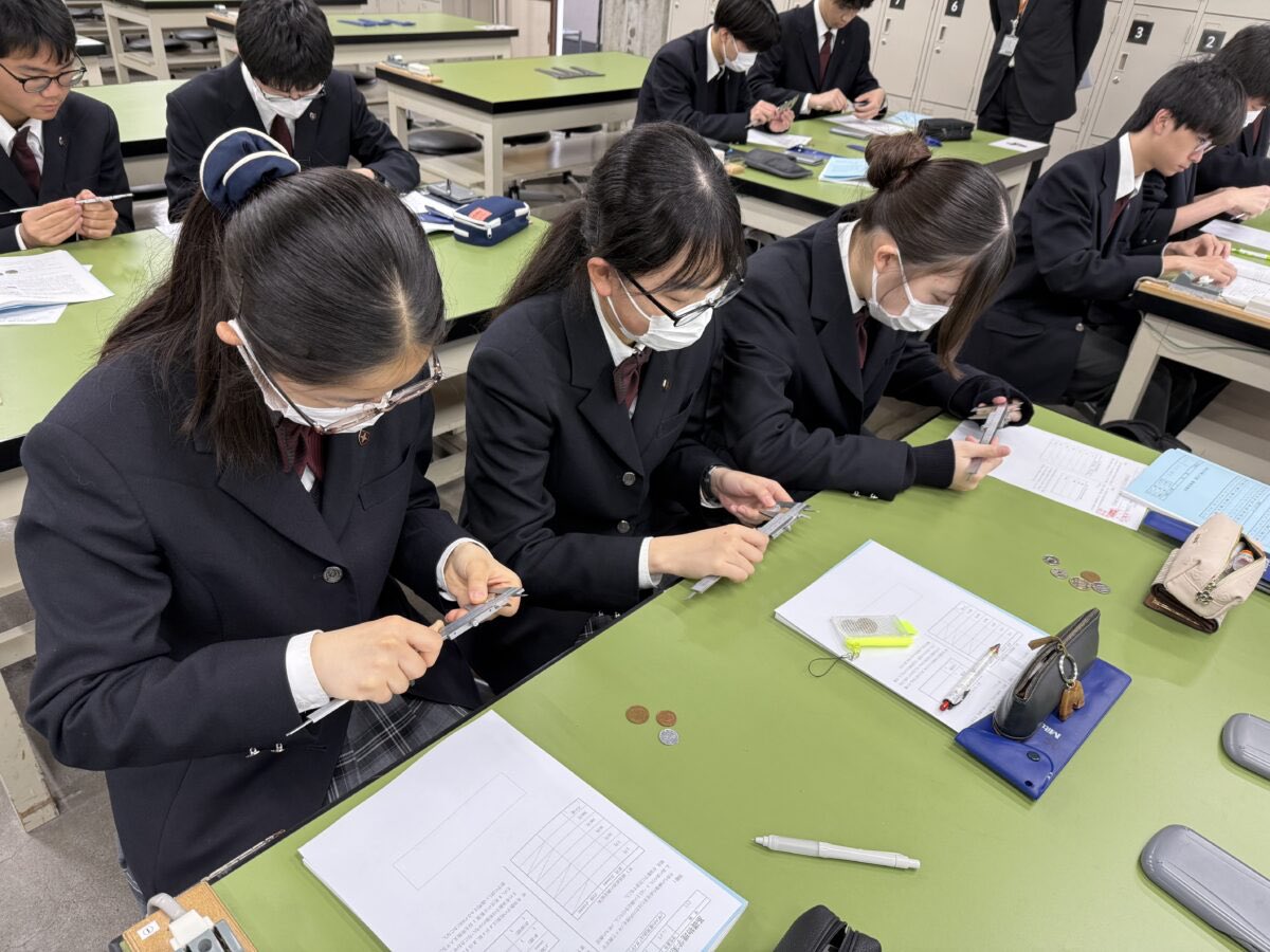 NichinaraHS's tweet image. CSTコースに入った生徒たちは通常の授業のほかに、MUプログラムという本校独自の高大連携教育がスタートします。3年次のMUプログラムは進学を予定している各学科での研究活動に加え、大学での研究の実践力を養う基礎実験講座を受講します。今回は4月5月に行った、基礎実験講座の様子をご紹介します。