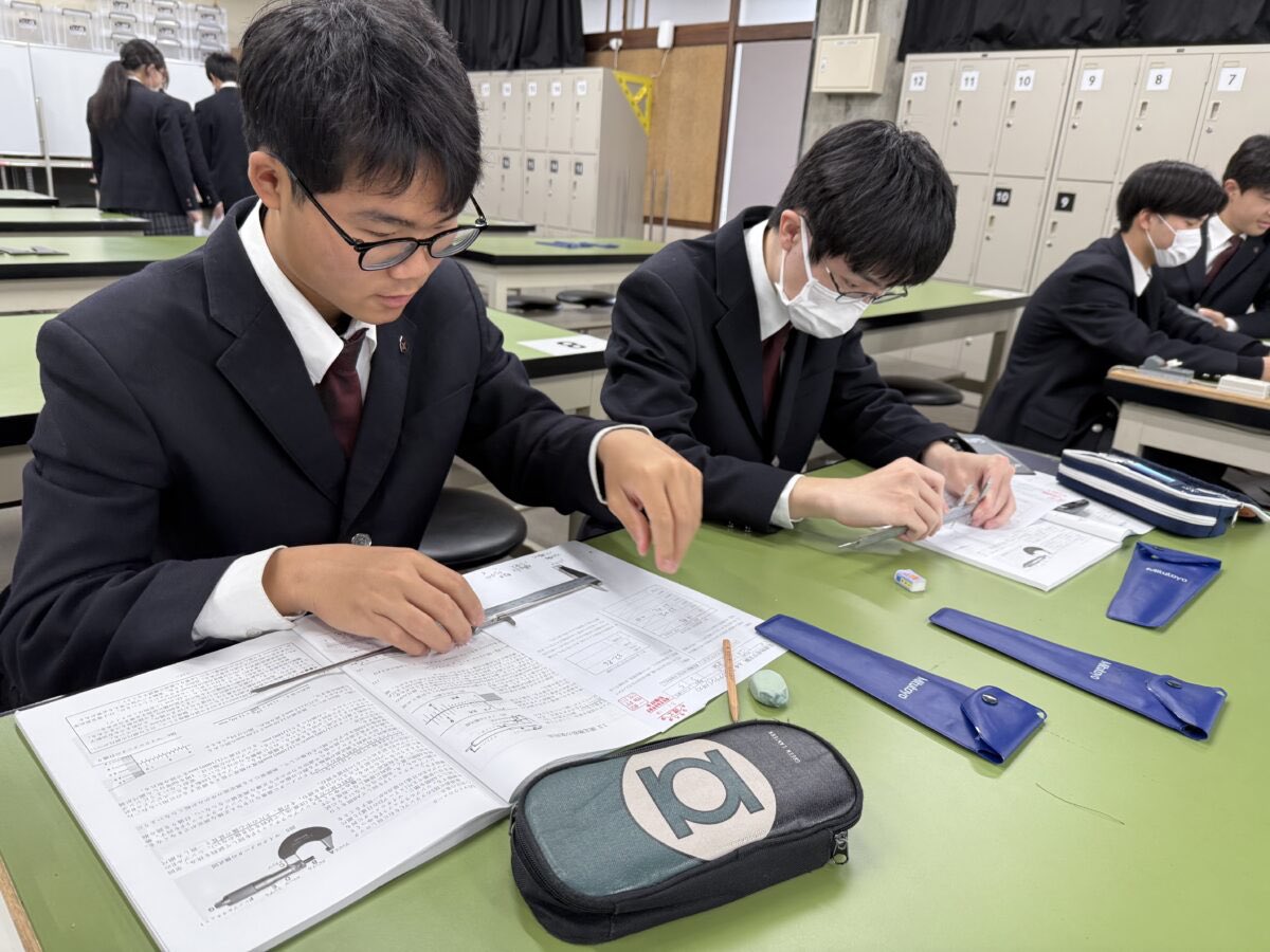 NichinaraHS's tweet image. CSTコースに入った生徒たちは通常の授業のほかに、MUプログラムという本校独自の高大連携教育がスタートします。3年次のMUプログラムは進学を予定している各学科での研究活動に加え、大学での研究の実践力を養う基礎実験講座を受講します。今回は4月5月に行った、基礎実験講座の様子をご紹介します。