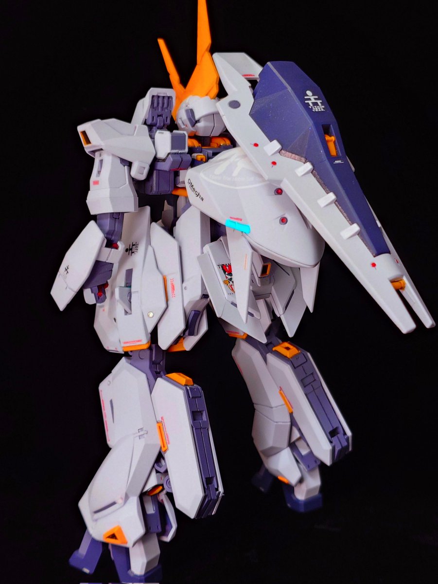 シンプルに今回はデモカラーの白です。
シールドブースターは以前のヘイズルから持ってきました。

#AOZ
#AOZReboot 
#ガンプラ
#gunpla