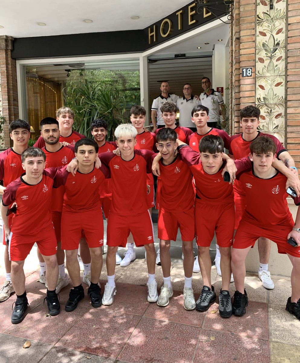 NoiaFutbolSala's tweet photo. O noso 𝗫𝘂𝘃𝗲𝗻𝗶𝗹 𝗗𝗛 #EscolaNoiesa 🤍❤️ xa está en Murcia!

👊 Preparados para a Fase Final do Campionato de España Sub-19 de Clubes! https://t.co/Ydl7fip1kF
