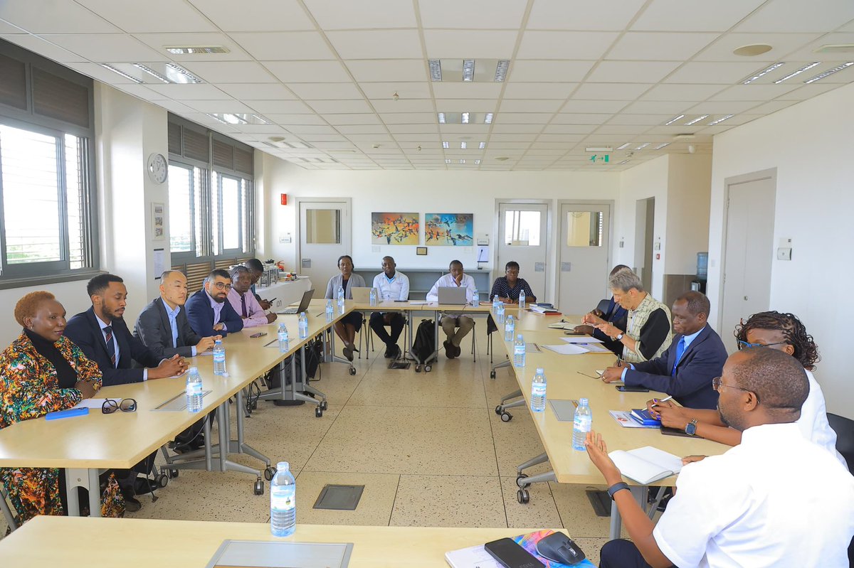UgaEmbaWashDC's tweet image. Today, @UgandaCancerIns @OlympusMedEMEA @UgandaMFA and AfrCCC held meetings to discuss and address major gaps in treatment of cancer and possible frameworks of cooperation and partnership to reduce the burden of oesophageal cancer and other cancers in Uganda.
@MinofHealthUG