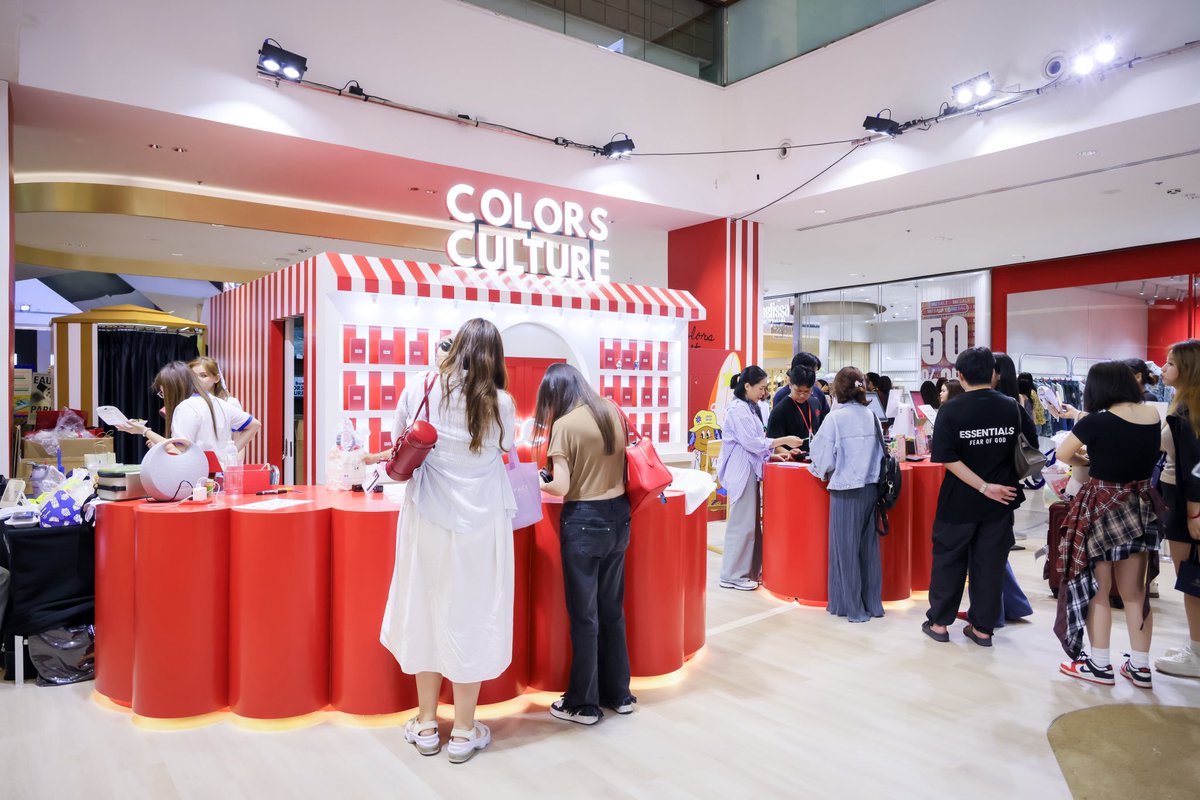 centralwOrld's tweet photo. ❤️ อย่าพลาด! “Colors Culture Pop-Up Store” ที่เซ็นทรัลเวิลด์ ให้ทุกคนได้มาช้อปไอเทมเด็ดของคอลเลคชั่น Spring/Summer กับลวดลายสุดน่ารัก ทั้งเสื้อผ้า กระเป๋า และแอคเซสซอรี่

launching exclusively at:
FOREVER SUMMERLAND – SUMMER DRIZZLE

📍 centralwOrld, 1st Fl., Beacon Zone 
📅 11–16 June 2025

#SummerStillOn 
#CCForeversummer25 
#ColorsCulture 
#centralwOrld 
#CTWfashiOncitizens